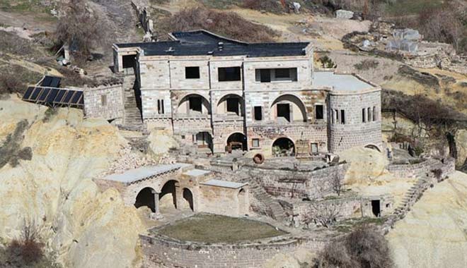 Belediye Başkan adayının oteli de kaçak çıktı! Yıkımı engellemek için yolu kapattı